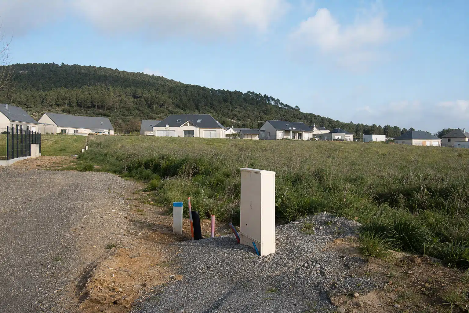 Coffret électrique près d'un sentier et mobil-homes